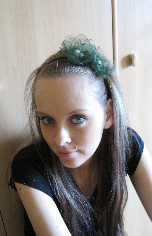 Tmavězelená květinová čelenka — foto 1