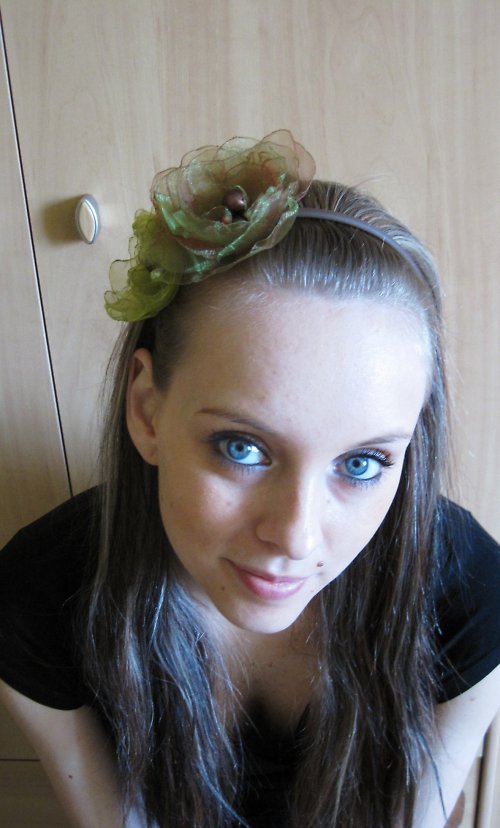 Zelenkavá čelenka — foto 1