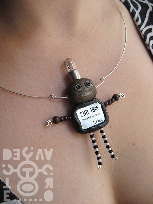 Robot "2HD IBM" jako náhrdelník — foto 1