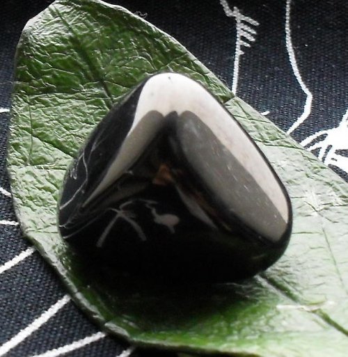Černý jantar - gagát cca 22x13mm — foto 1