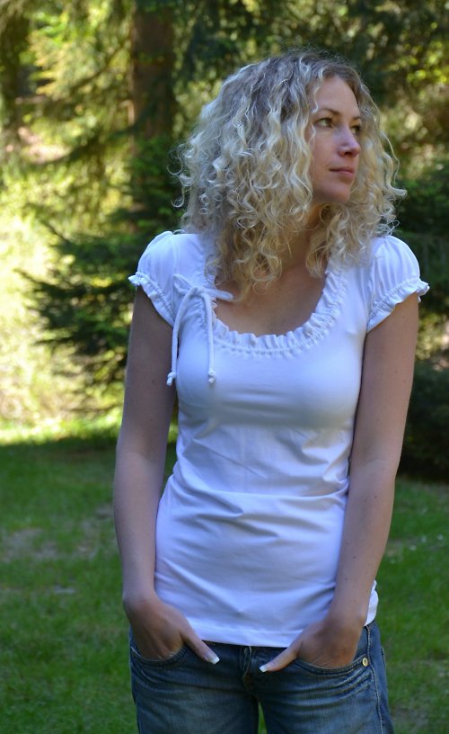 Bílé tričko s řasením — foto 1