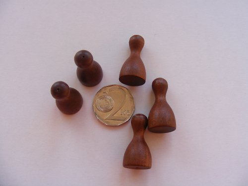 Hnědé dřevěné figurky — foto 1