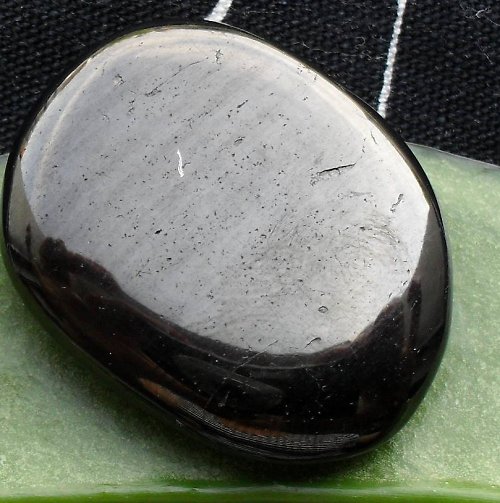 Černý jantar - gagát cca 36x26x8mm — foto 1