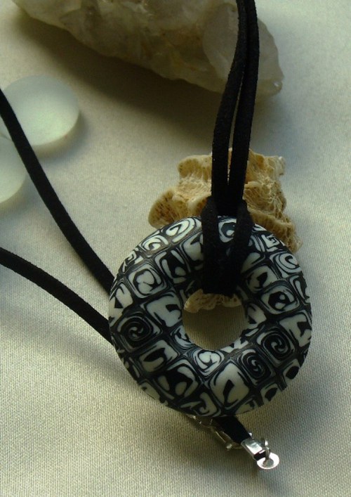 Černo-bílý náhrdelník — foto 1