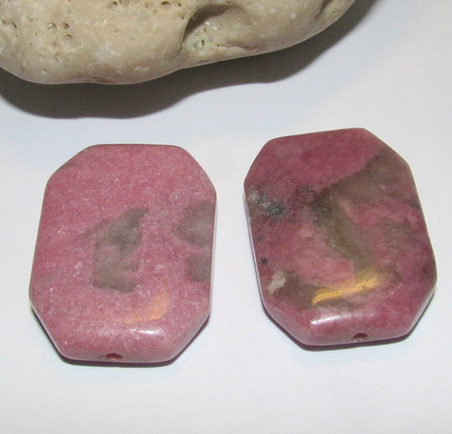 Rhodonit osmihran 31 x 22 mm — foto 1