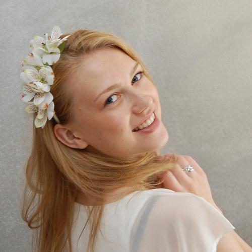 Lili bílá ... čelenka sleva 222-166Kč — foto 1