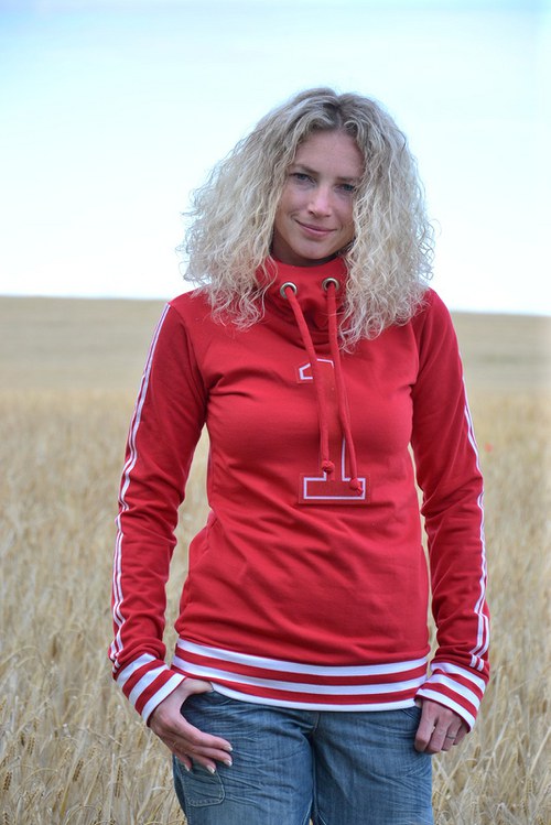 Červená mikina — foto 1