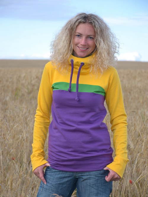 Tříbarevná mikina — foto 1