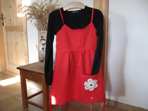 Červené šatky na úzká ramínka — foto 1