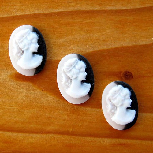 Kamej - 13x18 mm - Bíločerná - 1ks