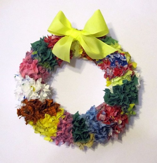 Barevný věneček z textilních kousků (20 cm)