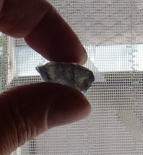 Iolit ( cordierit) surový 1,5 x 2 cm — foto 1