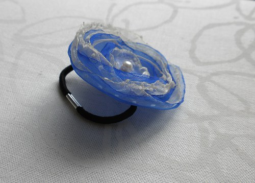 Modro-béžová gumička do vlasů — foto 1