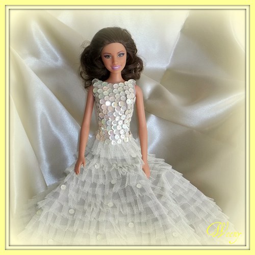 Světle žluté šaty pro Barbie — foto 1