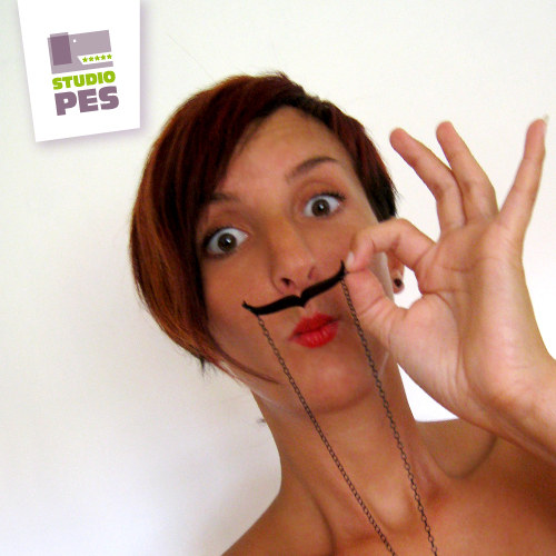NÁHRDELNÍK typo-mustache 01 — foto 1
