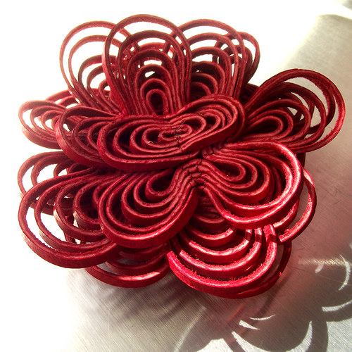 Lines - brož červená menší — foto 1