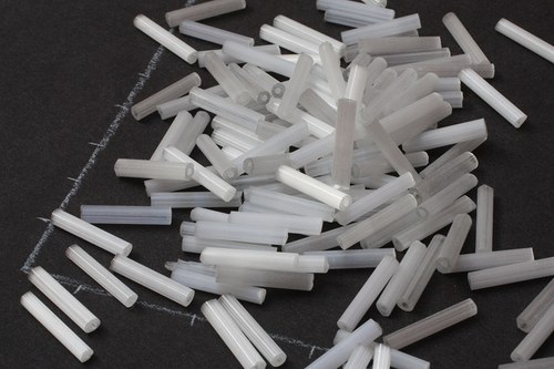 Skleněné tyčky, bílé, třpytivé, 10 gr — foto 1