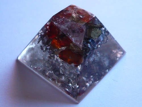 Orgonitová pyramidka s karneoly — foto 1