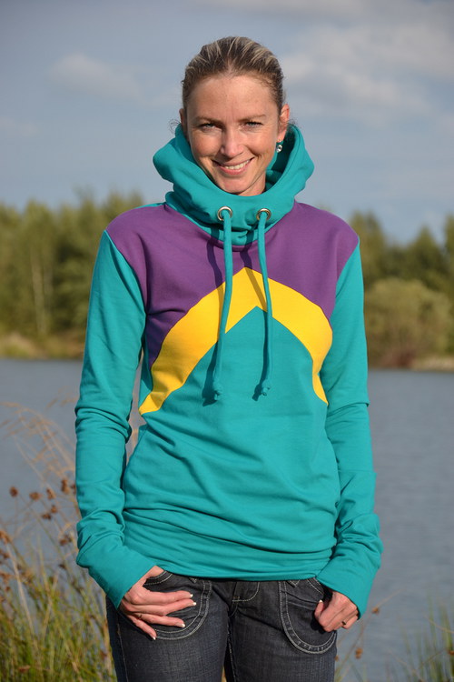 Tříbarevná mikina — foto 1