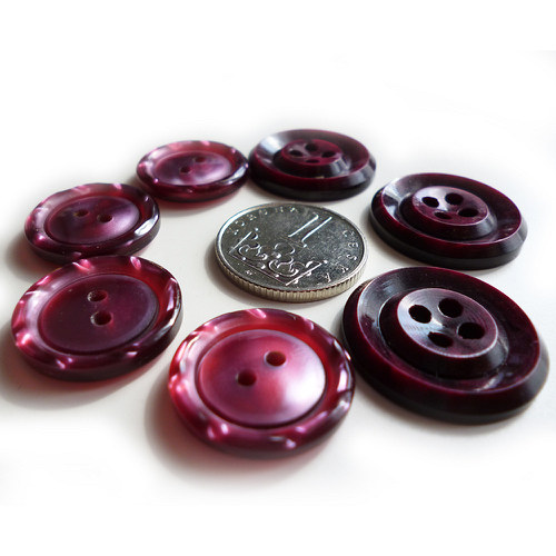 7 červených retro knoflíčků