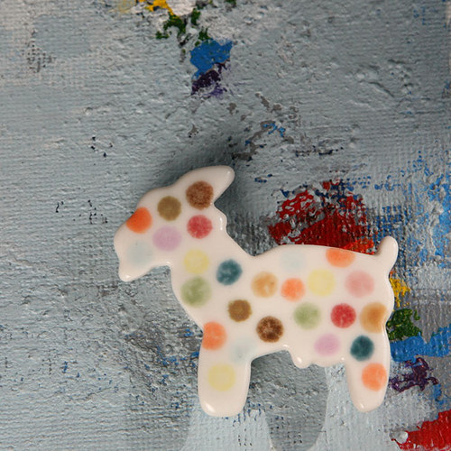 Koza s barvami (porcelánová brož) — foto 1