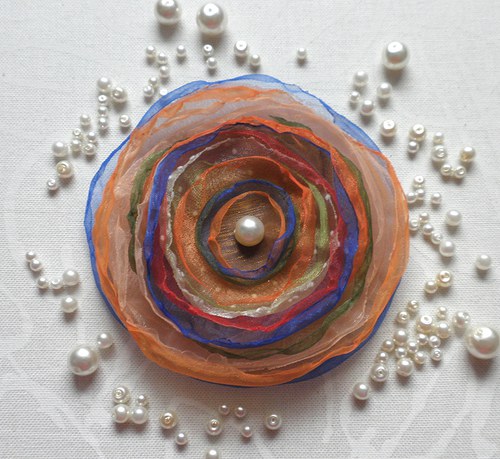 Modro-zeleno-oranžová brož — foto 1