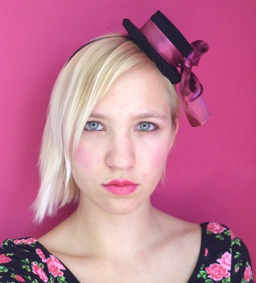 Čelenka "Feelin' a bit classy" — foto 1