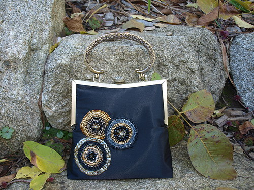 Černá kabelka s vintage rámečkem — foto 1