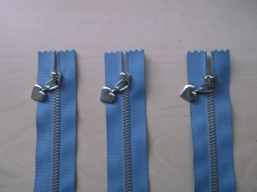 Kovový zip s ozdobným táhlem, 20 cm — foto 1