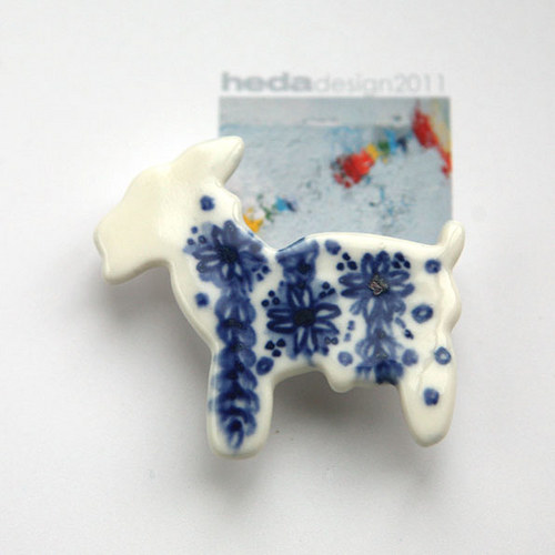 Koza kvete kobaltem (porcelánová brož) — foto 1