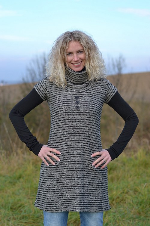 Pruhované šaty — foto 1