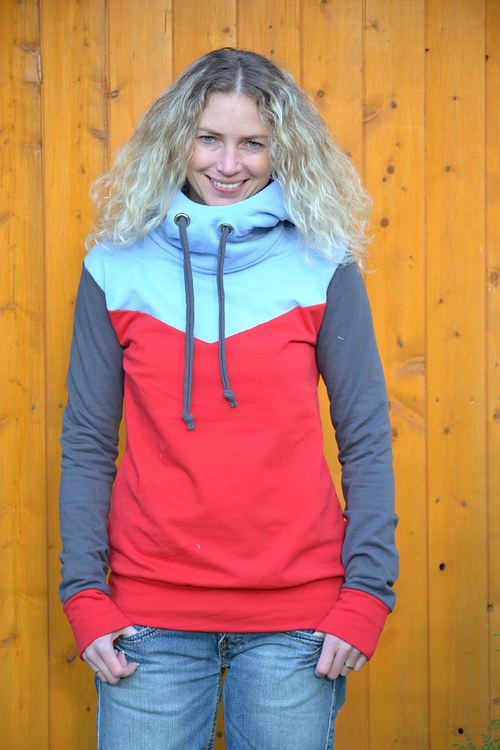 Tříbarevná mikina — foto 1