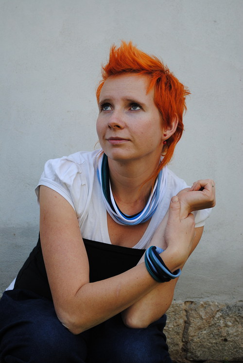 Komplet modravý s bílou — foto 1