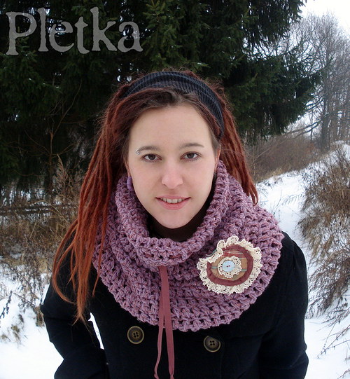 Fialový nákrčník s broží — foto 1