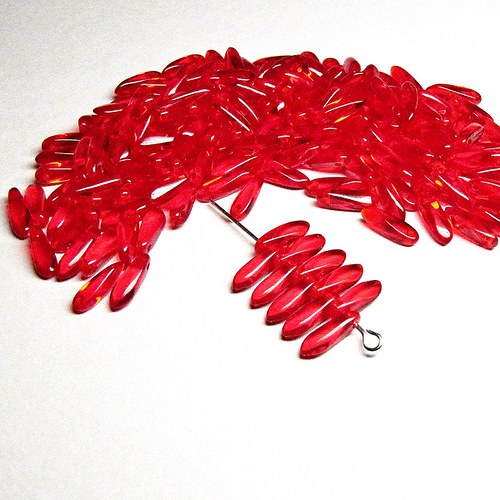 Červené korálky, jazýčky 3x11mm, 40 ks — foto 1