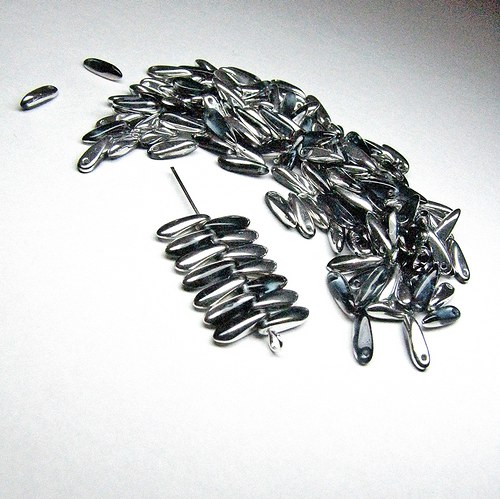 Šedostříbrné korálky, jazýčky 3x11mm, 40 ks — foto 1