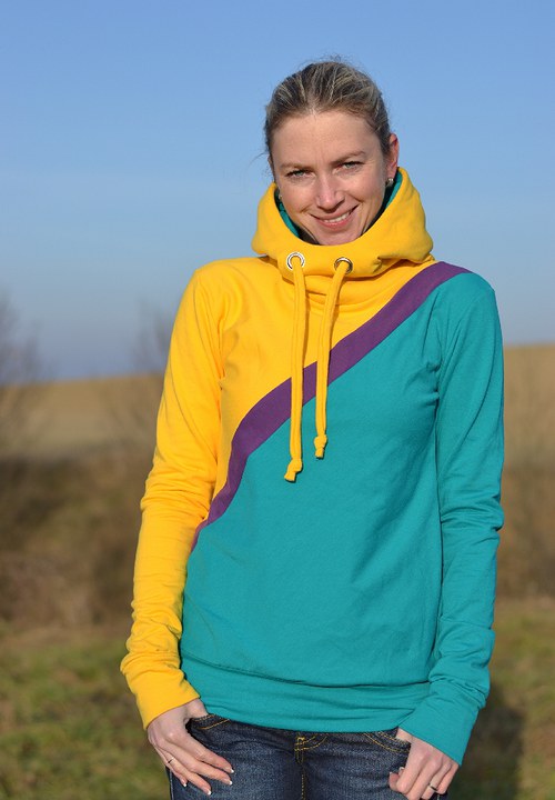 Tříbarevná mikina — foto 1