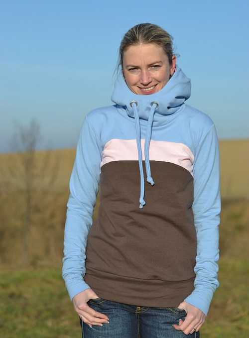 Tříbarevná mikina — foto 1