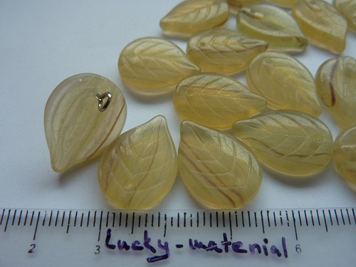 Lístečky krémové 18x13 mm .... 10 ks — foto 1