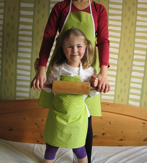 Mami, já ti pomůžu! 2 zástěrky zeleňušky — foto 1