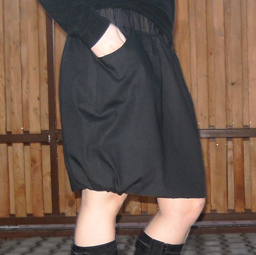 Černá sukně, kapsy + pruhovaný pas — foto 1