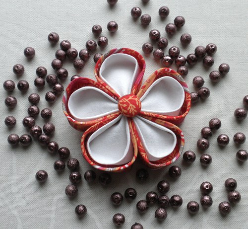 Kanzashi s bílým uvnitř — foto 1