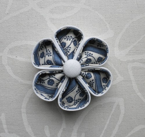 Kanzashi kvítek modrobílý — foto 1