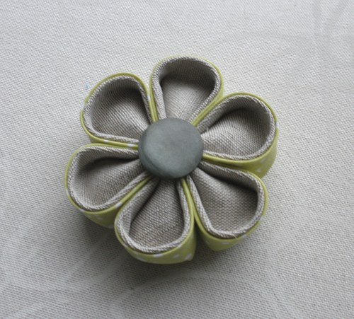 Kanzashi kvítek zelenobéžový — foto 1