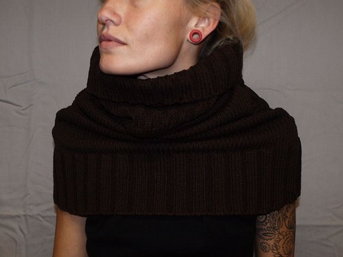 Neck-on hnědý — foto 1