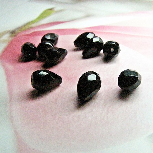 Černé broušené korálky 10x7 mm, hrušky - 10 ks — foto 1