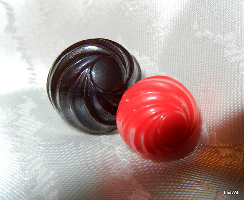 Tmavě hnědé butonky + červená ušní piercing navíc