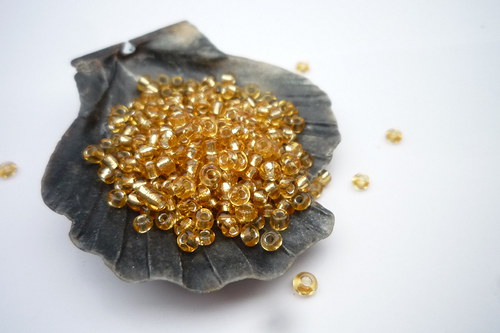 Rokajl 2 mm 20 g zlatý s průtahem