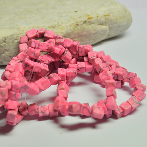 30. Magnezit ZLOMKY Fuchsia / šňůra 85 cm