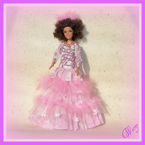 SLEVA - Růžové šaty pro Barbie s peříčky — foto 1